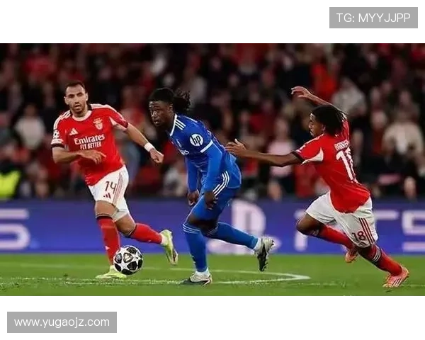 楚阿梅尼防守站位引领球队稳固后防,展现出持续提升的状态 楚阿梅尼防守站位引领球队稳固后防,展现出持续提升的状态