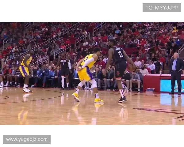 德里克·怀特挡拆制造多次突破，提升球队关键时刻得分效率